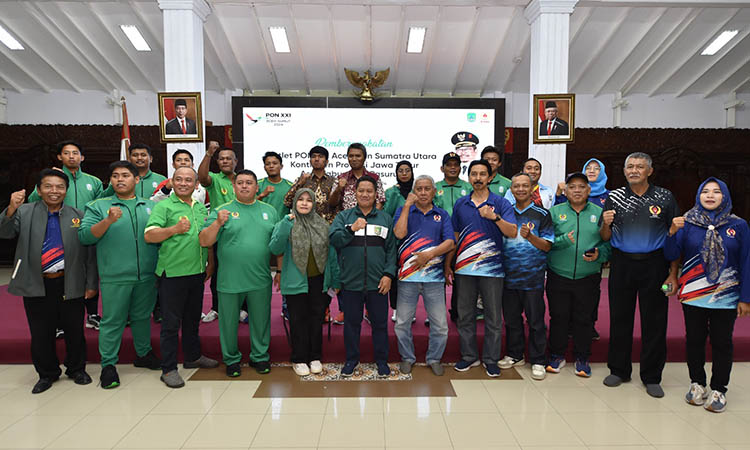 BERANGKATKAN: Kepala Dispora Kabupaten Pasuruan Mujiono dan Ketua KONI Kabupaten Pasuruan Mulyadi bersama jajaran saat pelepasan atlet PON XXI.