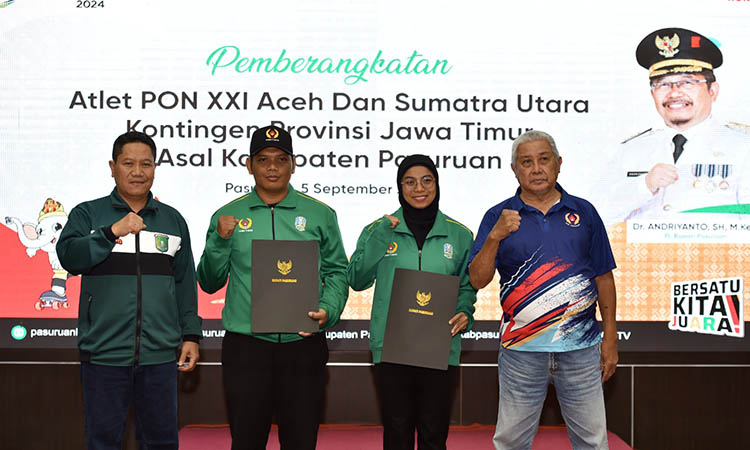 MEMBANGGAKAN: Kepala Dispora Kabupaten Pasuruan, Mujiono dan Ketua KONI Kabupaten Pasuruan, Mulyadi saat mendampingi atlet Kabupaten Pasuruan yang akan berlaga di PON Aceh-Sumut.