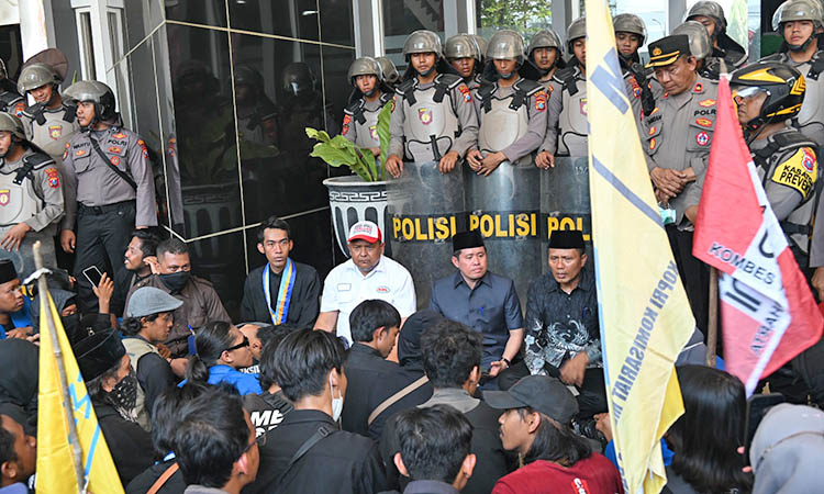 TEMUI MASSA: Ketua Sementara DPRD Kabupaten Pasuruan, Abdul Karim saat didampingi sejumlah anggota dewan, untuk menemui para mahasiswa yang hendak menyampaikan aspirasi mereka.