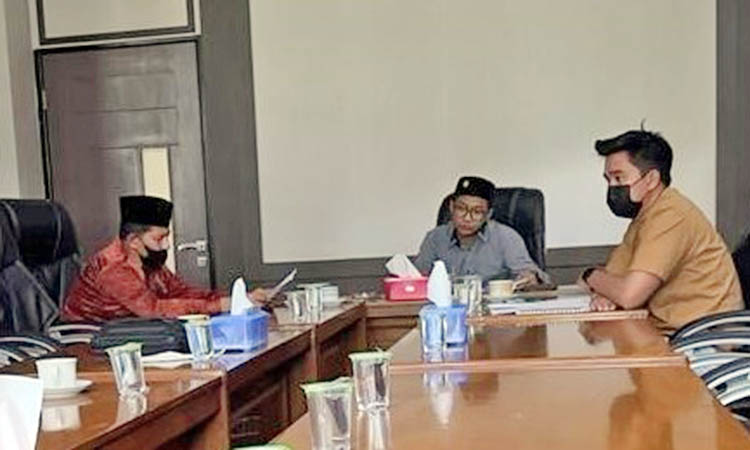 BAHAS RAPERDA: Ketua Bapemperda DPRD Kabupaten Pasuruan periode 2019-2024, Saad Muafi (berkopyah) saat memimpin pembahasan Raperda dengan anggotanya.