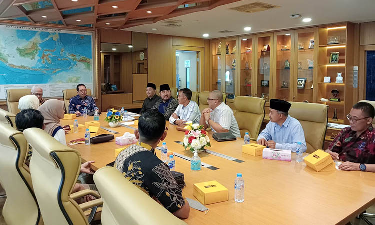 DISKUSI: Kunjungan kerja yang dilakukan anggota Komisi I DPRD Kabupaten Pasuruan periode 2019-2024 ke DPR RI. Hal itu dimanfaatkan untuk berdiskusi soal regulasi.