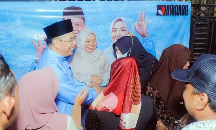 Dokter Aminuddin dan Ina Buchori saat menyapa warga Kedopok di kampanye perdana.