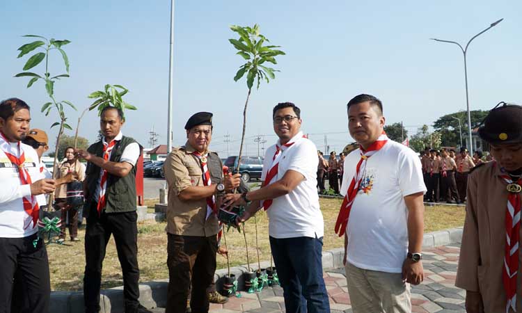 PENYERAHAN: Asman SDM, Umum dan CSR PT PLN Nusantara Power UP Paiton menyerahkan secara simbolis bibit mangga kepada PJ Walikota Probolinggo.