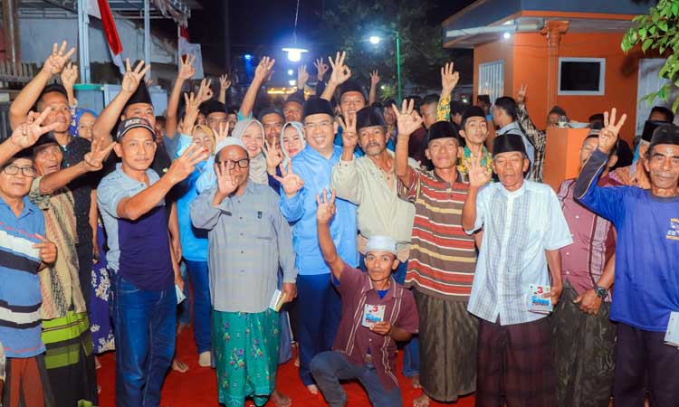 NOMOR TIGA: Dokter Aminuddin dan Ina Buchori berpose bareng warga.