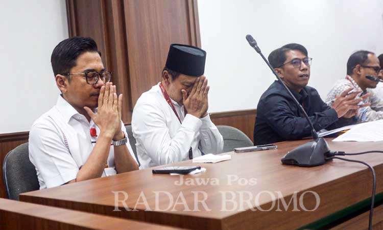 Caleg terpilih dari PKB Irsyad Yusuf (kedua kiri) dan Ahmad Ghufron Siraj (kiri) saat mengikuti sidang putusan Badan Pengawasan Pemilu di Gedung Bawaslu RI, Jakarta, Jumat (27/9/2024).Bawaslu memutuskan KPU tetap melantik Irsyad Yusuf dan Ahmad Ghufron Si