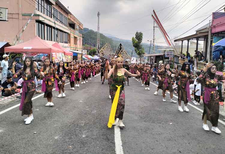 BUDAYA: Sajian pawai budaya di Tretes yang menyedot minat masyarakat untuk berdatangan. Selain untuk hiburan rakyat, juga untuk pelestarian budaya.