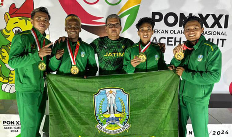 MEMBANGGAKAN: Arif Ibrahim (paling kanan) atlet atletik asal Kabupaten Pasuruan meraih medali emas di nomor 4x400.