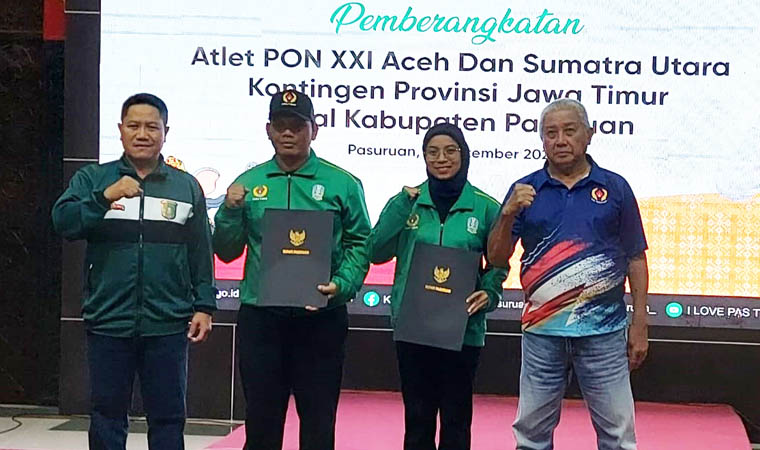 KOLABORASI : Kepala Dispora Mujiono (paling kiri) dan Moch. Mulyadi (paling kanan) saat pemberangkatan atlet ke PON XXI tahun 2024.