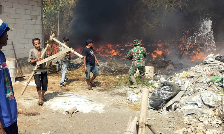 MENYALA: Kobaran api yang membakar tumpukan plastik milik PT Prima Jaya di Alang-alang Dowo, Desa Klangrong, Kecamatan Kejayan. Kebakaran itu, membuat empat unit damkar harus dikerahkan.