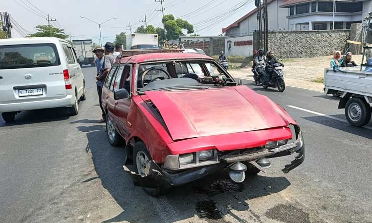 RINGSEK: Kondisi mobil sedan Mazda yang dikendarai korban nangkring di median jalan.
