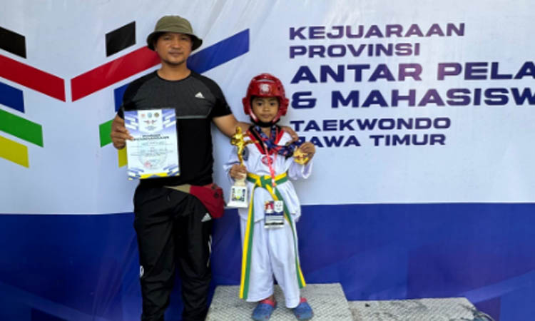 POTENSIAL: Radina Salwa&nbsp; Bersama Kasan Soleh sang ayah, seusai menjuarai Taekwondo nomor Kyorugi Putri di Jatim Open.