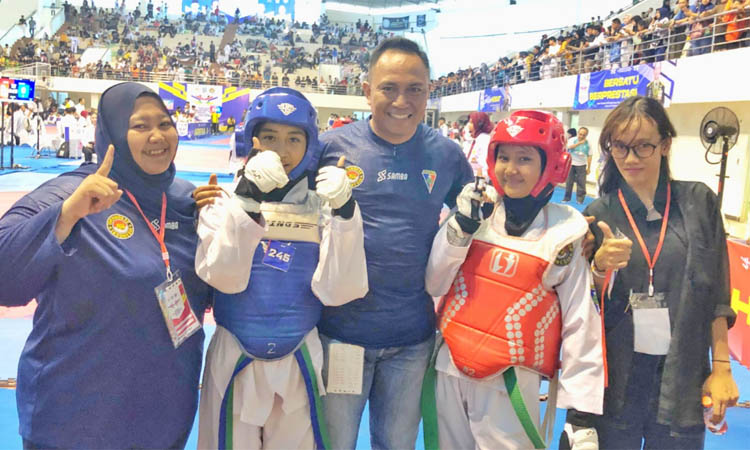 MEMBANGGAKAN: Ananda Bhernessa (biru) yang meraih juara &nbsp;dan Ananda Almira&nbsp;(merah) yang meraih juara&nbsp;2 di ajang kejuaraan antarpelajar. Selaim mereka, ada 29 atlet Taekwondo yang berhasil meraih medal