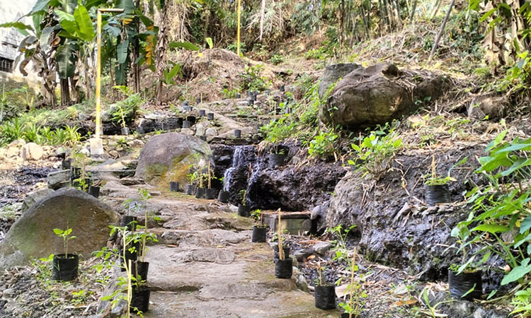 SETAPAK: Akses menuju Sumber Karmina yang bisa dilalui dengan jalan kaki, sekitar 150 meter.