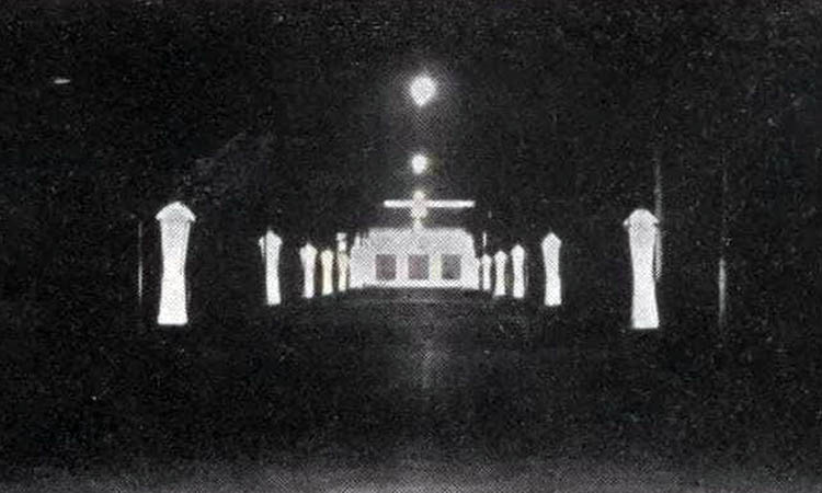 TERANG: Tampak salah satu ruas jalan Kota Probolinggo tempo dulu yang dihiasi lampu.