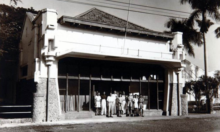 TEMPO DULU: Beberapa pegawai berfoto di depan kantor ANIEM yang sekarang jadi Kantor PLN Probolinggo di Jalan Sutomo, Kecamatan Mayangan, Kota Probolinggo.