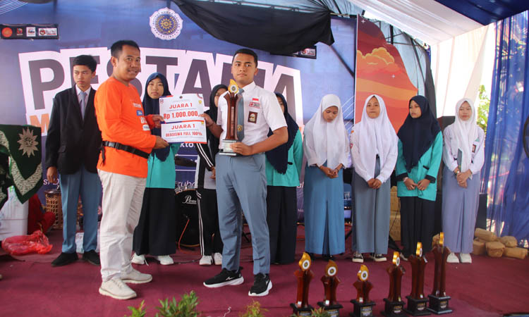 DUKUNG PENDIDIKAN: Rektor IAD Probolinggo menyerahkan penghargaan Juara 1 Lomba Olimpiade Matematika Tingkat Nasional. IAD memberikan beasiswa yang mencapai 6,3 miliar.