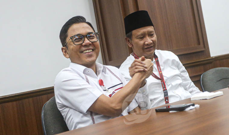 KE SENAYAN? Achmad Ghufron Siraj (kiri) dan Irsyad Yusuf setelah sidang putusan di bawaslu RI, Jumat (27/9).