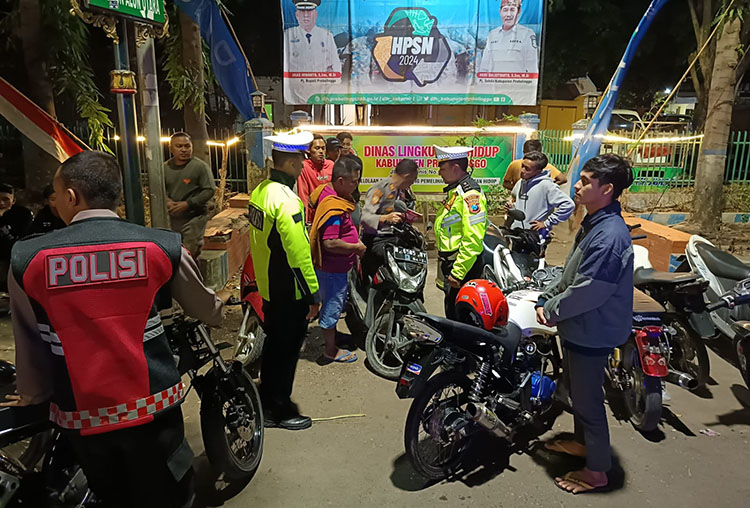 OPERASI: Anggota Polres Probolinggo melakukan operasi balap liar di Kecamatan Kraksaan, beberapa waktu lalu. Selama tiga pekan, kepolisian mengamankan 26 motor.