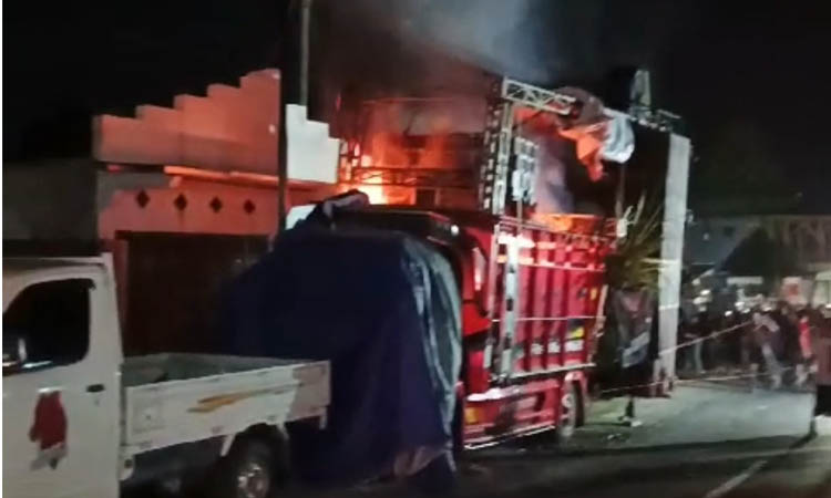 MEMBARA: Genset diangkut dalam truk terbakar, berada di Dusun Pager Wetan, Desa Pager, Kecamatan Purwosari.