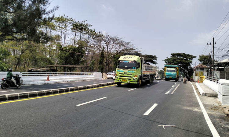 Rizal F Syatori/Jawa Pos Radar Bromo  JALAN NASIONAL: Jembatan di ruas Surabaya &ndash; Malang tepatnya di Desa/Kecamatan Purwodadi yang sudah dilalui kendaraan.