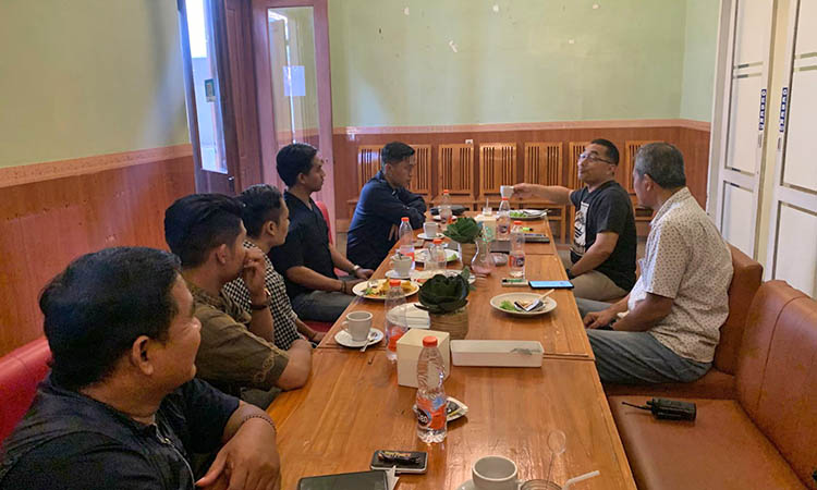 DISKUSI: Kapolres Probolinggo Kota, AKBP Oki Ahadian Purwono melakukan program diagram dengan menggandeng PC PMII Probolinggo, di Cafe Ombass, Sabtu (28/9) siang.