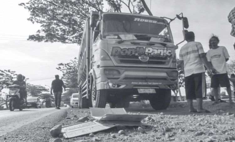 LOKASI KEJADIAN: Sejumlah warga berada di lokasi kejadian pembacokan terhadap sopir truk, Moch Samsul.