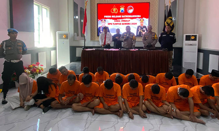 DIPAMERKAN: Puluhan tersangka kasus penyalahgunaan narkoba, yang dipamerkan kepada awak media dalam press rilis, Senin (30/9).