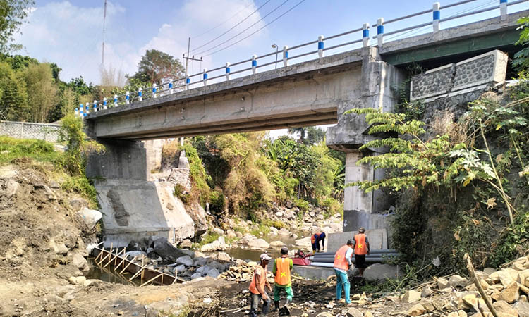 DIGARAP: Pengerjaan parapet Jembatan Ngipik di Desa Sumbersuko, Kecamatan Gempol, yang mulai digarap. Tampak beberapa pekerja sedang menyelesaikan groundsill di bawah jembatan.