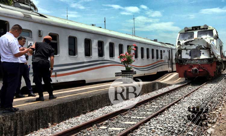 TAK BISA MELANJUTKAN: Kondisi lokomotif CC 203 yang menarik KA Pandalungan usai menabrak truk di Bayeman, Tongas, (1/10). (Mokhamad Zubaidillah/ Radar Bromo)