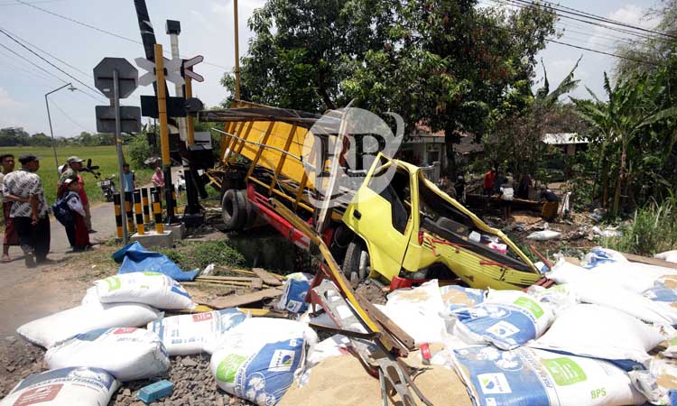 BELUM DIFUNGSIKAN: Kondisi truk usai tertabrak KA Pandalungan di Bayeman, Tongas. Di lokasi, sudah terpasang palang, namun belum difungsikan.