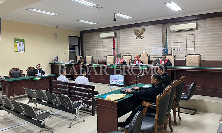 PEMBACAAN DAKWAAN: Terdakwa kredit modal kerja sebuah bank BUMN di Probolinggo, Hafidz Hanafi dan Hendra Widianto saat sidang perdana dengan agenda pembacaan dakwaan, Kamis (26/9) di PN Tipikor Suraba