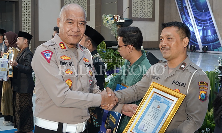 SENANG: Aipda Eko Arisandi, 43, personel Satlantas Polres Probolinggo menerima penghargaan sebagai Juara 3 Semeru Music Competition 2024 di Mapolda Jatim.