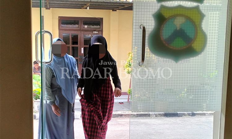 DIPERIKSA: Naz (kanan), 14, remaja korban persetubuhan mendatangi Unit PPA Polres Probolinggo.