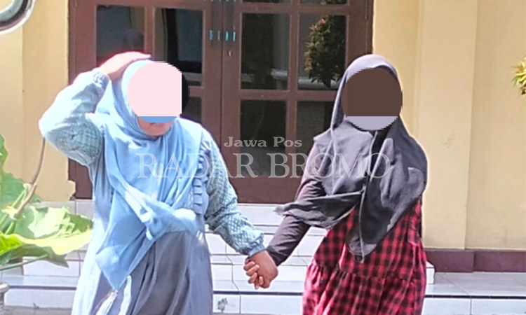 DIPERIKSA: Naz (kanan), 14, remaja korban persetubuhan mendatangi Unit PPA Polres Probolinggo.