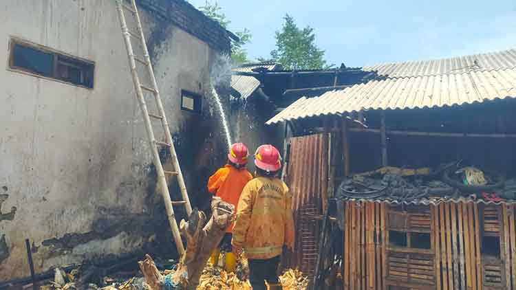API: Tim Damkar Kabupaten Probolinggo berusaha memadamkan api yang melalap rumah Anam, Rabu (2/10).