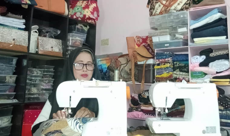 KREATIF: Ari Palupi membuat handmade dengan kain perca.