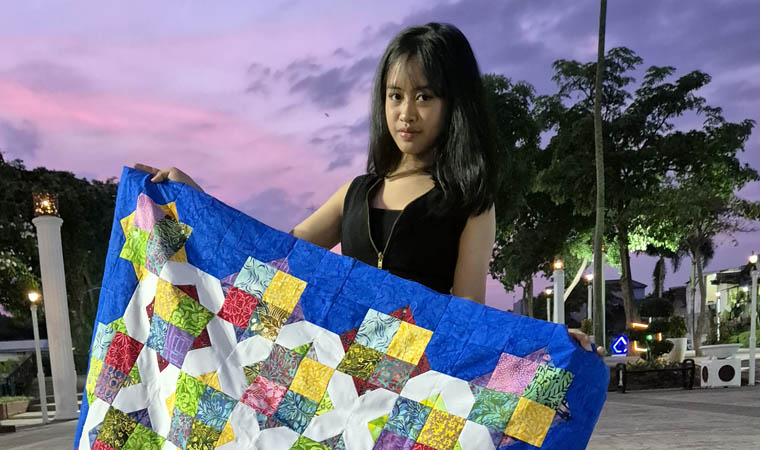 CANTIK: Tsabitah Djodi, putri tunggal dari Arie Palupi menunjukkan selimut dari kain perca.