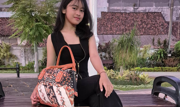 UNIK: Tsabitah Djodi, putri tunggal dari Arie Palupi menunjukkan tas dari kain perca.