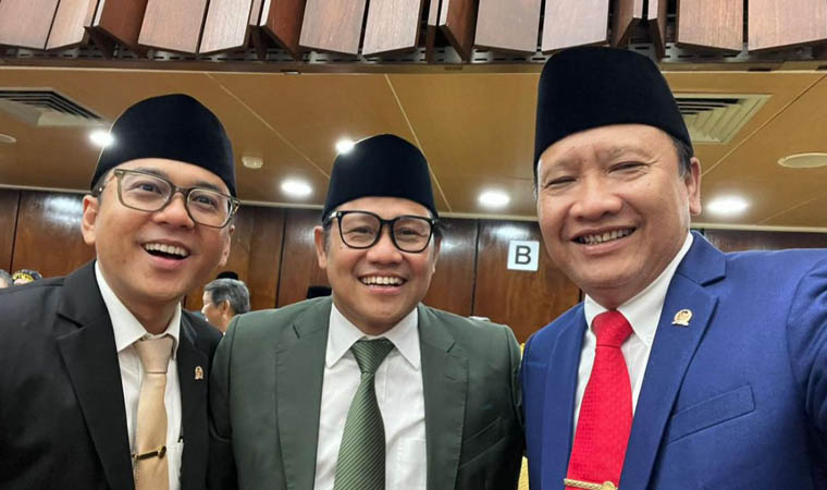 PKB: Muhaimin Iskandar (tengah) diapit Lora Ghufron Sirodj (kiri) dan Irsyad Yusuf setelah pelantikan, Selasa (1/10).