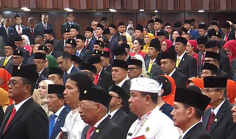 BANYAK: Suasana pelantikan DPR RI di Senayan. Ada 580 dewan terpilih yang dilantik.