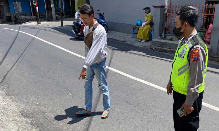 TKP: Warga menunjukkan lokai tabrak lari yang dialami kakek 80 tahun asal Lumbangrejo, Prigen.
