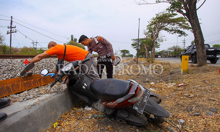 CEK LOKASI: Petugas Satlantas Polres Pasuruan Kota mengecek tempat Geru, 50, tertemper kereta api di di Km 55 6/7, Desa Bendungan, Kraton, Kabupaten Pasuruan.