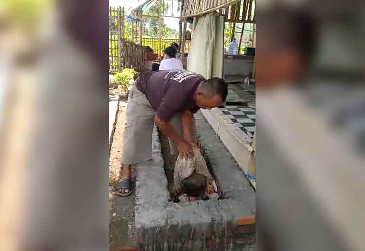 DIBONGKAR: Warga membongkar makam dan petilasan palsu di Desa Gerongan, Kecamatan Maron, pada 2023 lalu.