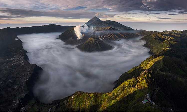 Karya fotografer asal Surabaya yang berjudul The Volcanoes Theatre, menampilkan keindahan Gunung Bromo jadi yang terbaik se Asia Tenggara.