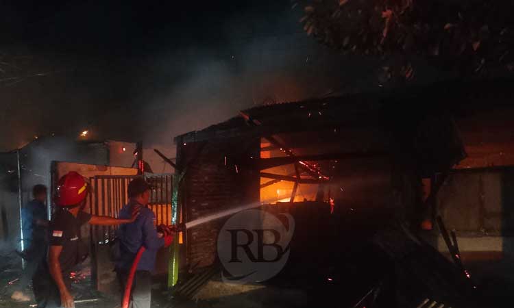 AMUK SI JAGO MERAH: Petugas Damkar saat memadamkan api di salah satu warung yang terbakar di Jalan Prof Hamka, Kademangan, Kota Probolinggo.