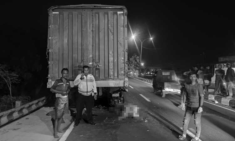 NAHAS: Korban saat hendak dievakuasi dari lokasi kejadian.