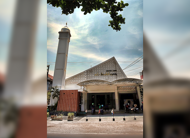 MINIMALIS MODERN: Fasad Masjid Jami` Al Bukhori di Jalan Raya Bromo, Kelurahan Triwung Lor, Kecamatan Kademangan, Kota Probolinggo, mengusung kesan minimalis nan modern