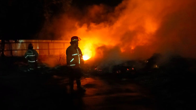 BERKOBAR: Api berkobar di area gudang bahan bangunan Citra Indah Sarana Jaya, di Desa Kropak, Kecamatan Bantaran, Jumat (4/10) sore.