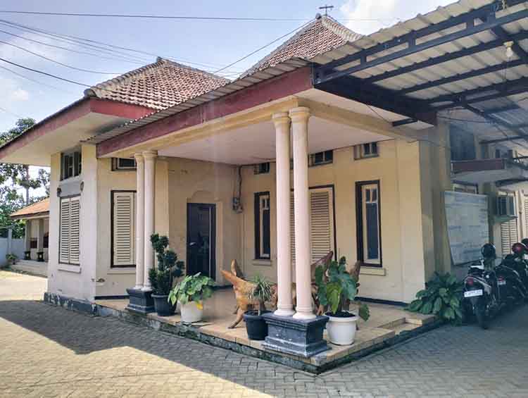 KUNO: Bangunan gedung Kantor Camat Purwodadi dari depan, yang tampak kuno. Bangunan tersebut merupakan peninggalan era Belanda.