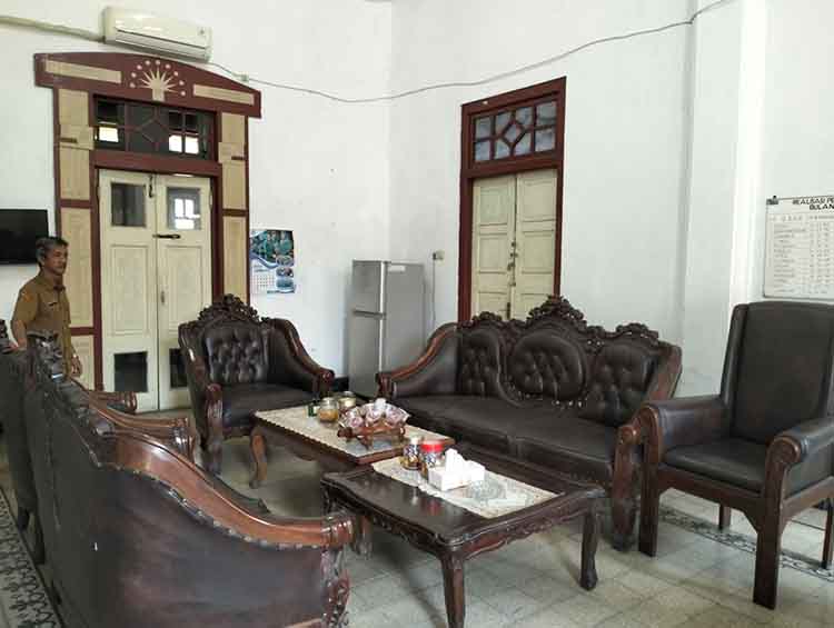 MULTIFUNGSI: Selain untuk rumah dinas camat, juga dimanfaatkan banyak fungsi. Termasuk ruangamn subbag.